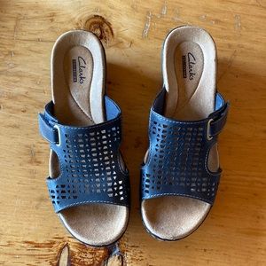 Clarks Women’s sandal size 6 black